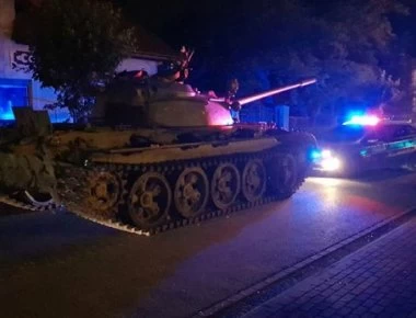 Μεθυσμένος Πολωνός «έκοβε» βόλτες στους δρόμους με σοβιετικό άρμα μάχης (φώτο)